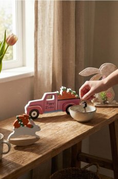 Великодня декорація у формі автомобіля з морквою - різнобарвний