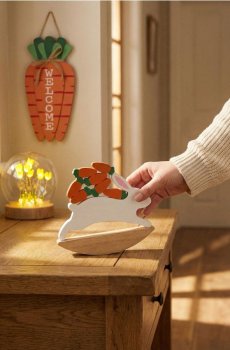 Великодня стояча декорація у формі зайця з морквинами - різнобарвний