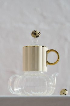 Керамічна чашка з рифленою поверхнею та золотистою ручкою - бежевий