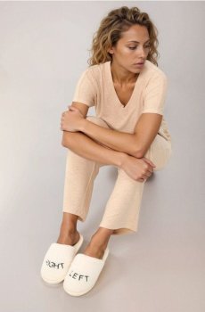 Капці зі штучним хутром і вишитим написом - кремовий