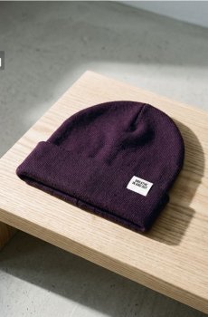 Шапка beanie з нашивкою - темно-фіолетовий