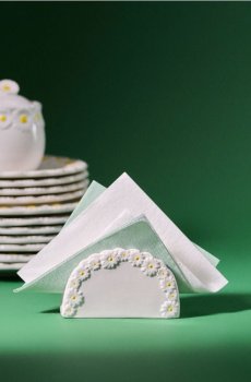 Весняний тримач для серветок із ромашковим мотивом - білий