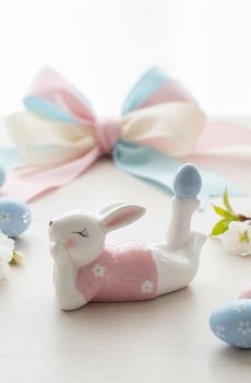 Великодня фігурка зайця в сукні з яйцем - різнобарвний