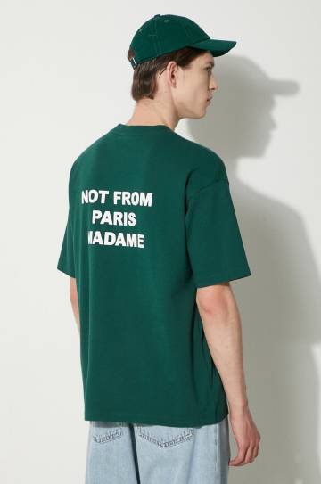 Хлопковая футболка Drôle de Monsieur Le T-Shirt Slogan мужская цвет зелёный с принтом PERM-TS203-CO002-DGN Хлопковая футболка Drôle de Monsieur Le T-Shirt Slogan мужская цвет зелёный с принтом PERM-TS203-CO002-DGN