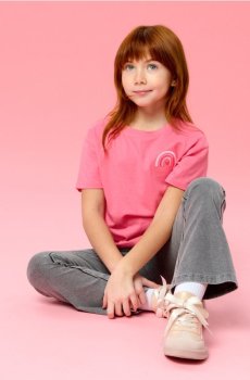 Бавовняна футболка з вишивкою - кораловий