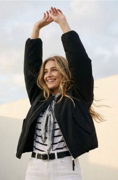 Куртка-бомбер з кишенями з клапанами - чорний