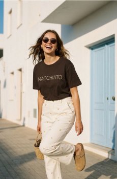 Бавовняна футболка з вишитим написом "Macchiato" - коричневий