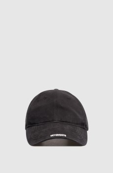 Черная кепка с контрастной вышивкой логотипа