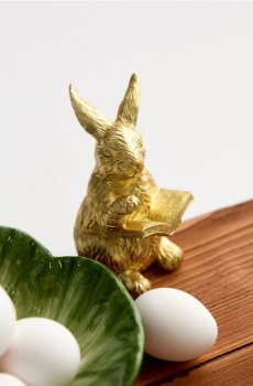 Великодня декоративна фігурка зайця з книгою - золотий