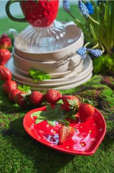 Керамічне сервірувальне блюдо у формі полуниці - червоний