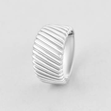 Серебряное кольцо Minimal 1085р-18 18 Серебряное кольцо Minimal 1085р-18 18