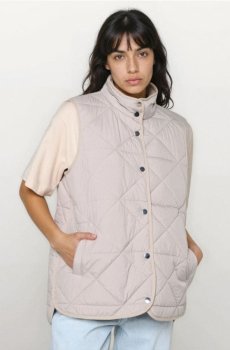 Стьобаний жилет зі стійкою - бежевий