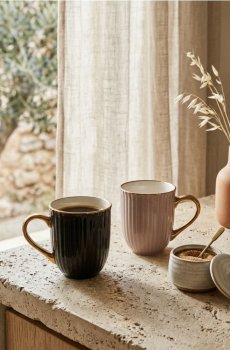 Керамічна чашка із золотою облямівкою та ручкою - чорний