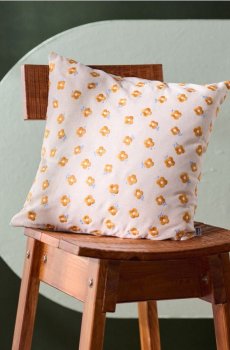 Наволочка з квітковим візерунком - кремовий