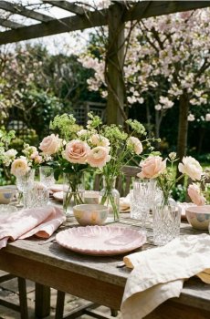 Тарілка з квітковим мотивом - пастельний рожевий