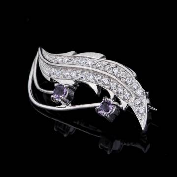 Серебряная брошь с фианитами и аметистом 16084 Серебряная брошь с фианитами и аметистом 16084