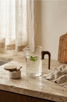 Скляний глечик з ручкою та ситечком - коричневий