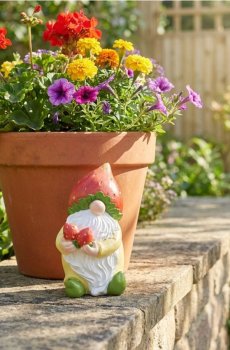 Садова декорація у формі гнома з полуницями - різнобарвний