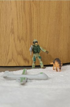 Іграшка - фігурка солдата з аксесуарами - різнобарвний