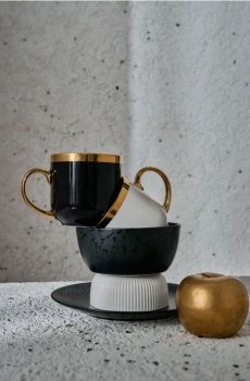 Горня із золотою ручкою - чорний