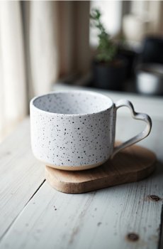 Чашка з ручкою у формі серця - білий