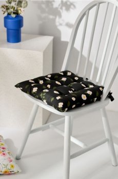 Подушка на стілець з квітковим мотивом - чорний