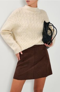 Жіночий светр з косичковим візерунком - кремовий