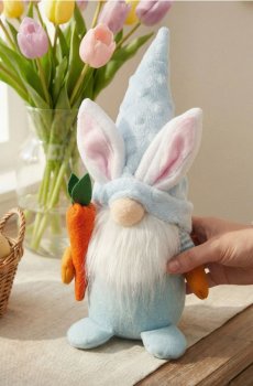 Великодня декорація у вигляді гнома із заячими вушками та морквою - блакитний