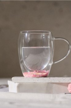 Скляна кружка з подвійним дном і декоративними частинками - різнобарвний