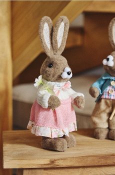 Великодня фігурка зайця в одязі - пастельний рожевий