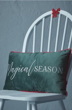 Різдвяна декоративна подушка зі срібним написом «Magical Season» - темно-зелений