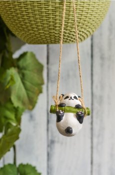 Підвісна садова декорація у формі панди на гойдалці - різнобарвний