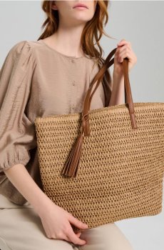Плетена сумка tote з декоративним брелоком - бежевий