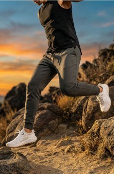 Штани tapered fit SNSY PERFORMANCE - темно-зелений