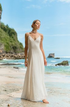 Молочний сарафан максі на тонких бретелях