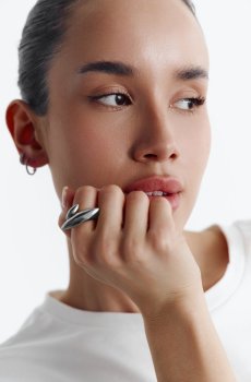 Срібляста каблучка асиметрія