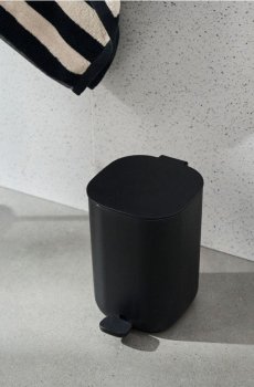 Сміттєвий бак з кришкою - чорний