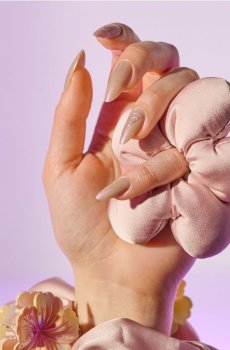 Штучні нігті в формі мігдаля з блискітками - пастельний рожевий