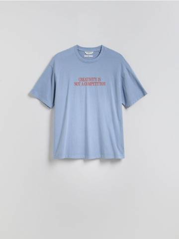 Reserved - Футболка боксі з друком на спині - блідо-блакитний - WC928-05X Reserved - Футболка боксі з друком на спині - блідо-блакитний - WC928-05X
