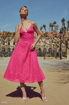 Літня малинова сукня