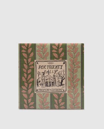 Зеленая дизайнерская свеча с ароматом Fox Thicket Folly 700 гр Зеленая дизайнерская свеча с ароматом Fox Thicket Folly 700 гр