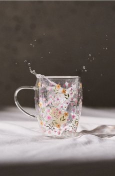 Скляна кружка з квітковим мотивом - різнобарвний