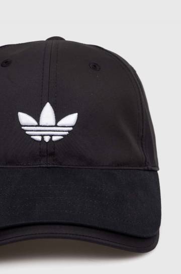 Кепка adidas Originals цвет чёрный с аппликацией IW8626 Кепка adidas Originals цвет чёрный с аппликацией IW8626