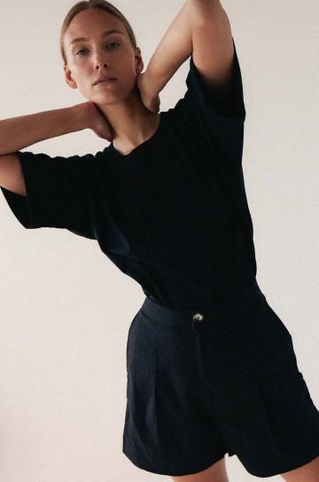 Хлопковая футболка MUUV. READY TO WEAR цвет чёрный Хлопковая футболка MUUV. READY TO WEAR цвет чёрный