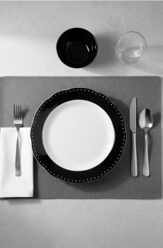 Керамічна тарілка з декоративним краєм - чорний