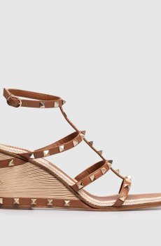 Коричневые кожаные босоножки Rockstud на танкетке