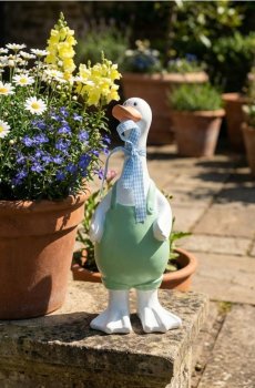 Садова декорація у формі гуски у фартуху - різнобарвний