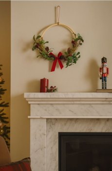Декоративний різдвяний вінок - різнобарвний