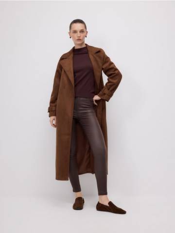 Reserved - Штани slim з восковим блиском - темно коричневий - 326GF-89X Reserved - Штани slim з восковим блиском - темно коричневий - 326GF-89X