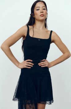 Чорний трикотажний топ на тонких бретелях